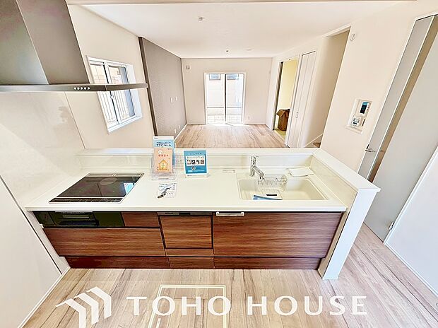 大型の冷蔵庫やレンジボードもしっかり置ける広々としたキッチンスペース。