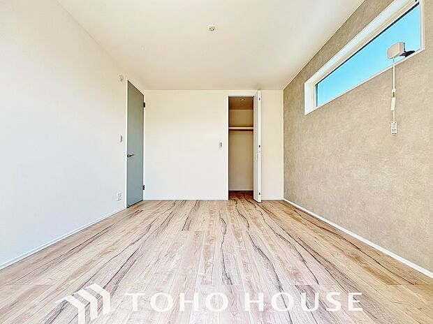 居室にはクローゼットを完備し、自由度の高い家具の配置が叶うシンプルな空間です。