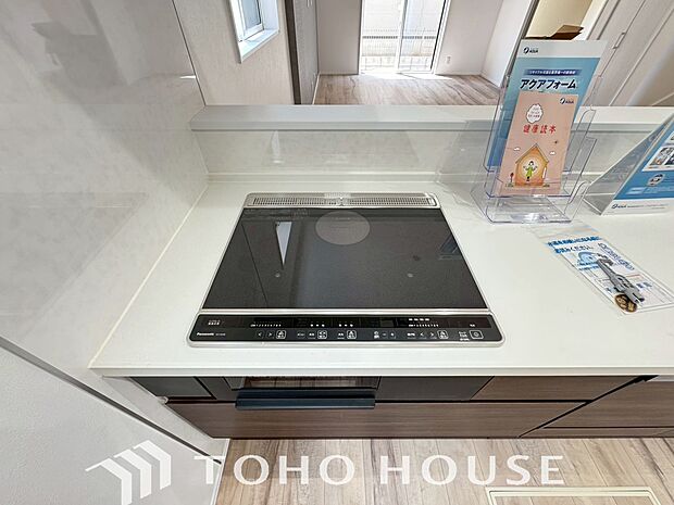 火を使わないので、立ち消えなどの心配もなく安心。またフラットなトッププレートはお手入れ簡単です。