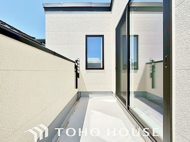 通風・採光に優れ、心地よい光と風があふれています。優しい陽射しが差し込むバルコニーとなっております。