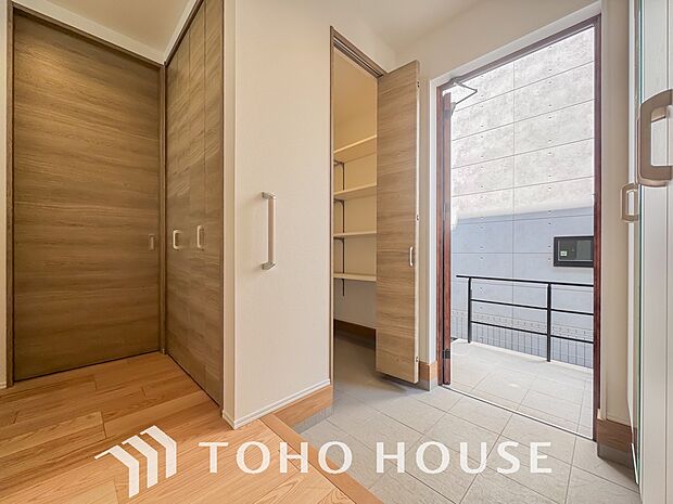 ゲストを招き、家族を迎える玄関は、ディスプレイや照明にこだわってみてはいかがでしょうか。