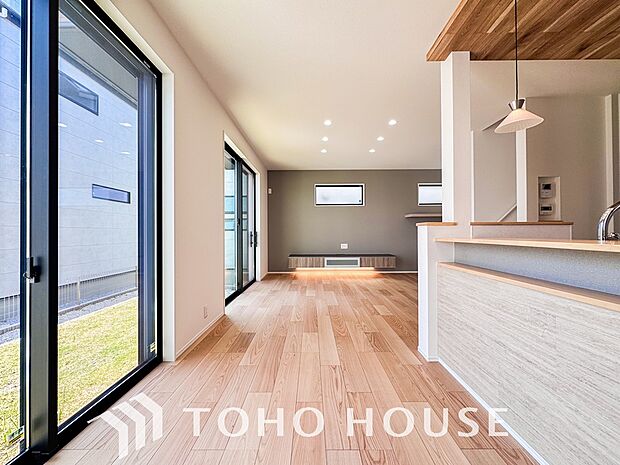 一日の中で多くの時間を過すことになるリビング。爽やかな通風と採光を存分に感じる事が出来る空間です。