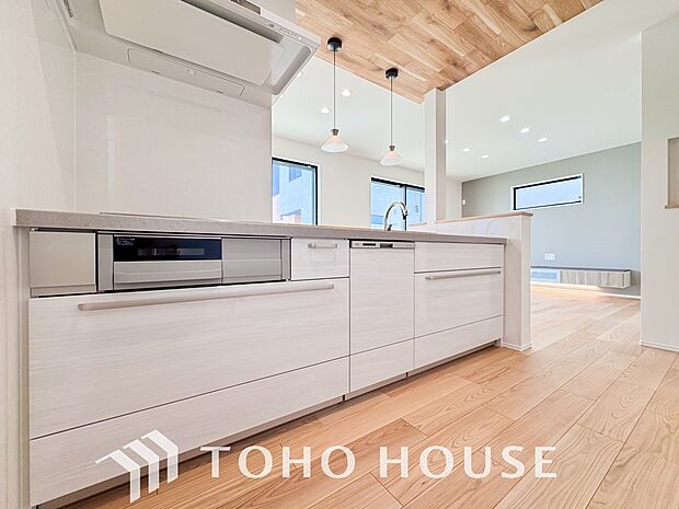 光と風があふれる開放的なリビングダイニングには自然と家族みんなが集まってきます。