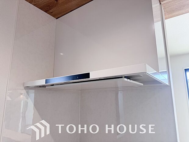 見た目すっきりのスリムタイプのレンジフード。掃除のし易さも◎です。