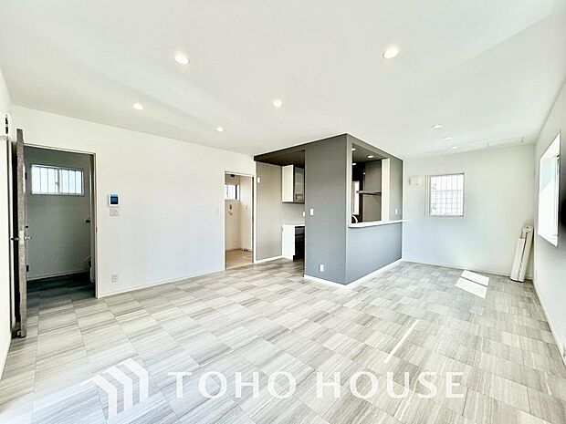 リビングも広く設け、訪れる人々を暖かく迎えてくれます。