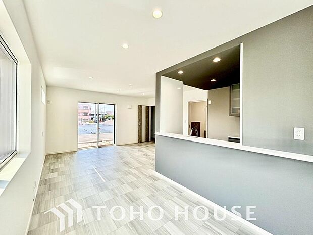 光が注がれる青い空から鮮やかに赤色にゆっくりと染まる。そんな優しい時間がここでは流れてゆく。