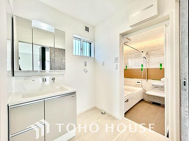 お家の中でも特にプライベートスペースとなる洗面所は、洗濯場所と浴室を同じ空間でまとめております。