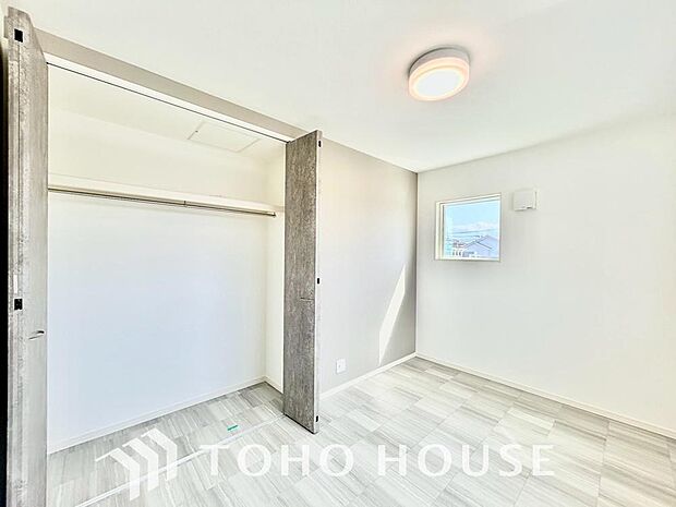 奥行きあるクローゼットを採用。衣装ケースや、掃除機といった物を収納できるような造りになっております。