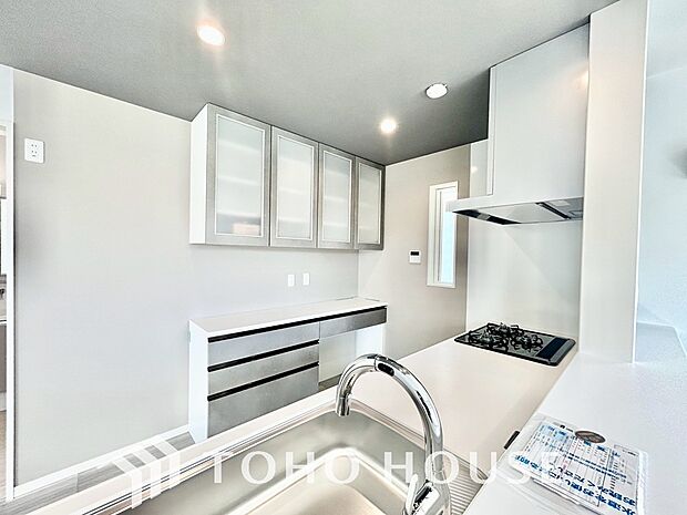 カップボードが嬉しい標準装備。直接壁付け施工していますので地震の際の転倒リスクも無くなります。