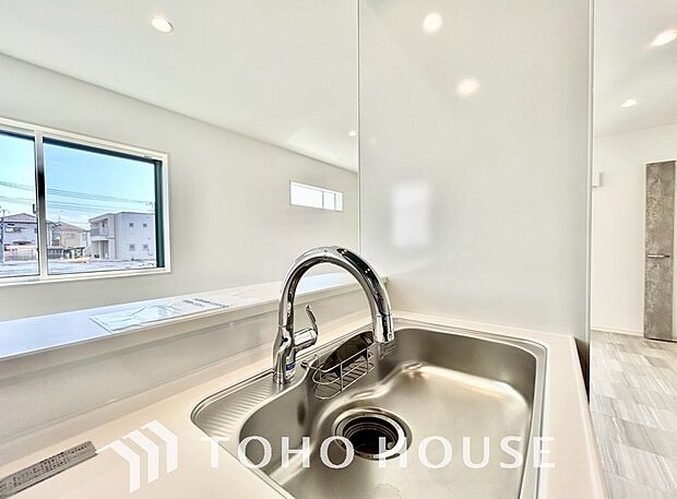 水栓に直接手を触れることなく吐水/止水の切り替えができる便利なタッチレス水栓が標準装備されています。