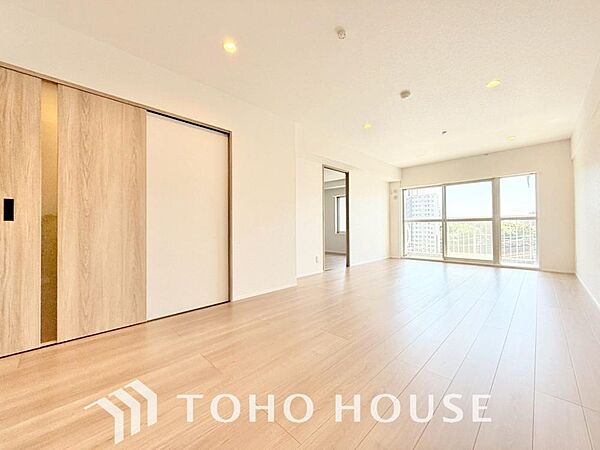 光が注がれる青い空から鮮やかに赤色にゆっくりと染まる。そんな優しい時間がここでは流れてゆく。