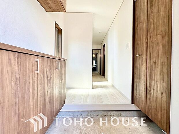 玄関そばの廊下収納。日用品のストックや防災グッズを置いたりと、何かと便利に使えます。