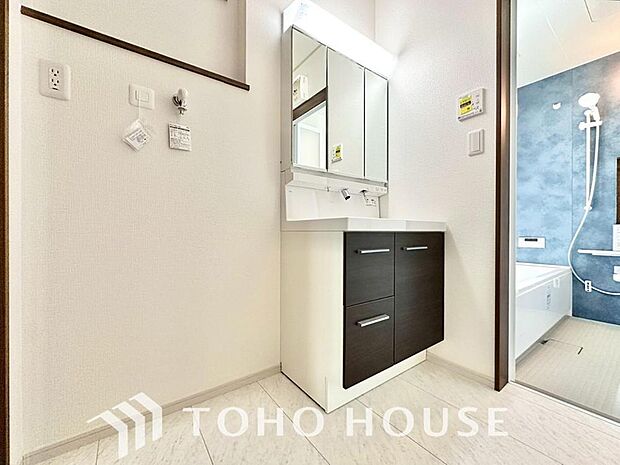 身だしなみのチェックがしやすい大きな鏡、下には収納がたっぷり。スッキリとした空間を演出いたします。