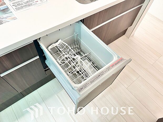 ビルトイン食洗機。高温のお湯や高圧水流を使うことにより汚れを効果的に落とすことができます。