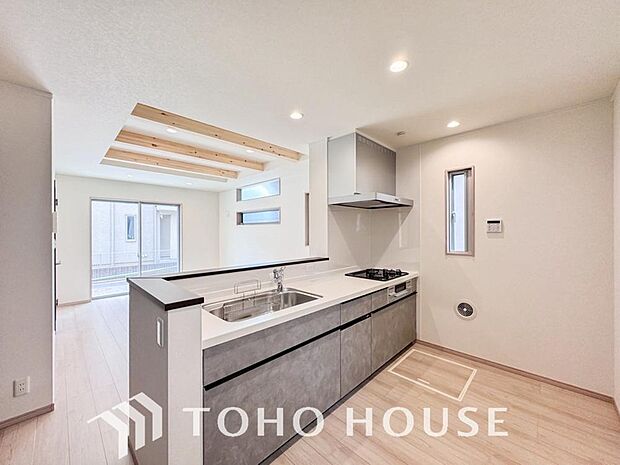 ご家族みんなで調理ができる位のスペースを実現したキッチン空間となっております。