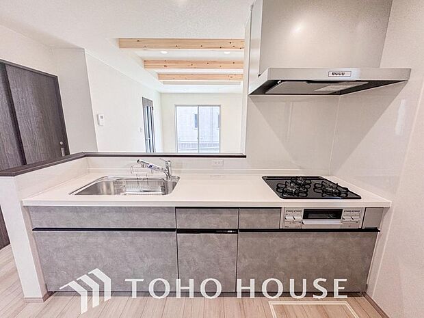 夫婦そろってキッチンに立っても調理がしやすく余裕の広さ。家事をしながら会話も弾みます。