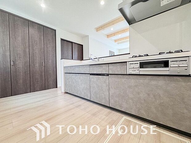 キッチンの収納は、デッドスペースになりやすい箇所を有効活用できる、スライド式収納を採用しました。