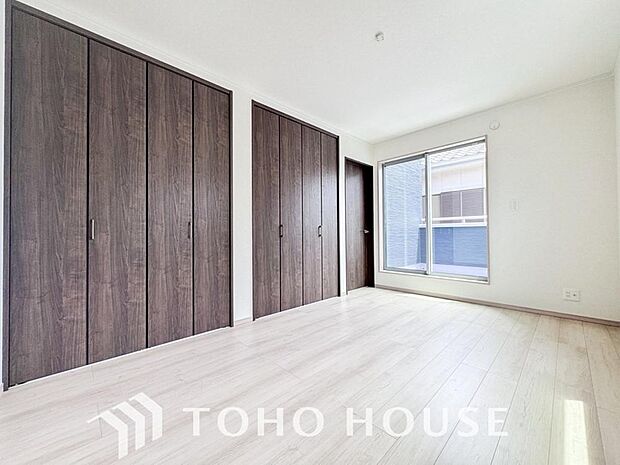 一日の疲れを癒やしてくれる主寝室。時を忘れて過ごす場所として過ごせるお部屋。