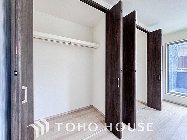 建物内部の収納には拘りました。共有部分に設けた収納。お荷物が多い方にも安心です。