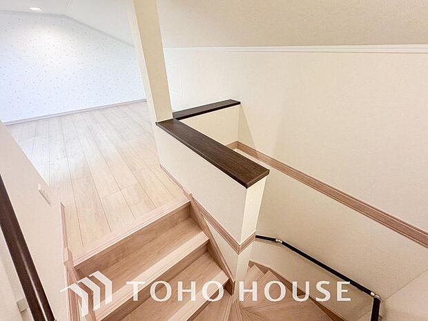 固定階段付きの屋根裏収納があります。季節収納としてだけでなく趣味の空間やお子様の遊び場にもなるかも。