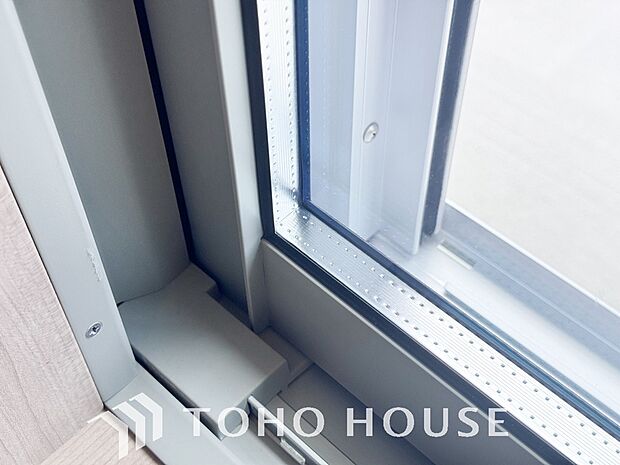 二層のガラスの間に空気層や特殊ガス層を作ることで断熱性能や結露防止効果を高めたサッシを装備してます。