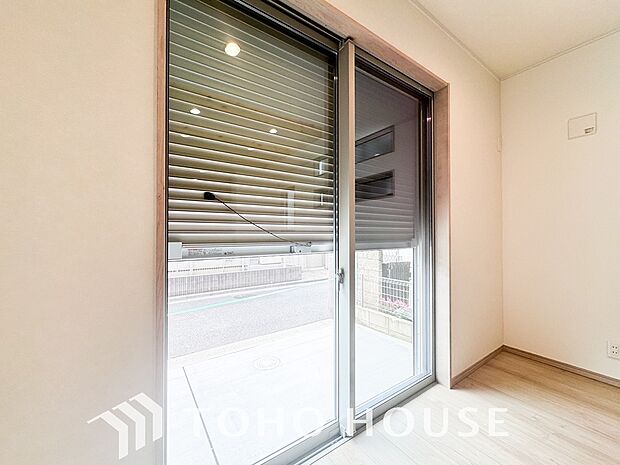 台風などの激しい雨風からお家を守るのはもちろん、空き巣対策などの防犯抑止や防音にも効果を発揮します。