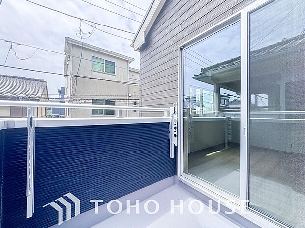 暖かい陽ざしが差込むバルコニーは、晴れた日には、洗濯物が良く乾きます。また、風通しも良好です。