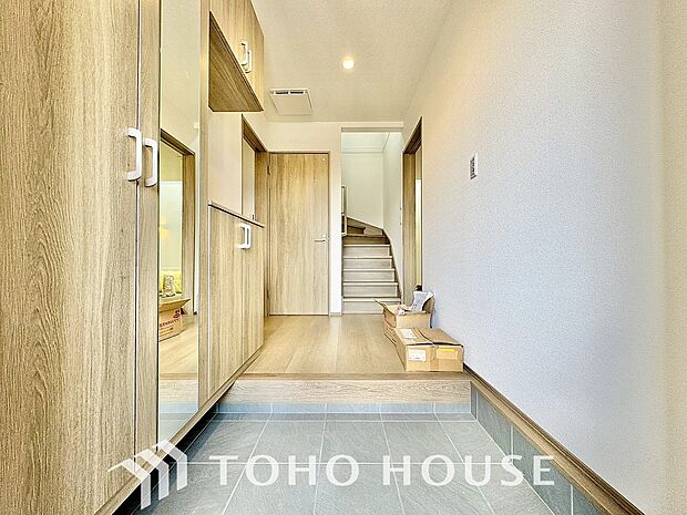 ゲストを招き、家族を迎える玄関は、ディスプレイや照明にこだわってみてはいかがでしょうか。