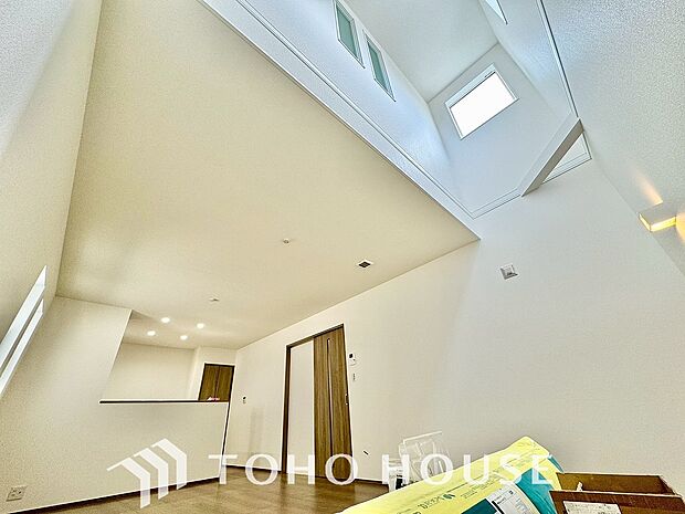 明るく穏やかな空気の中で飲んだり、食べたり、笑ったり。一日の中で多くの時間を過すことになるリビング。