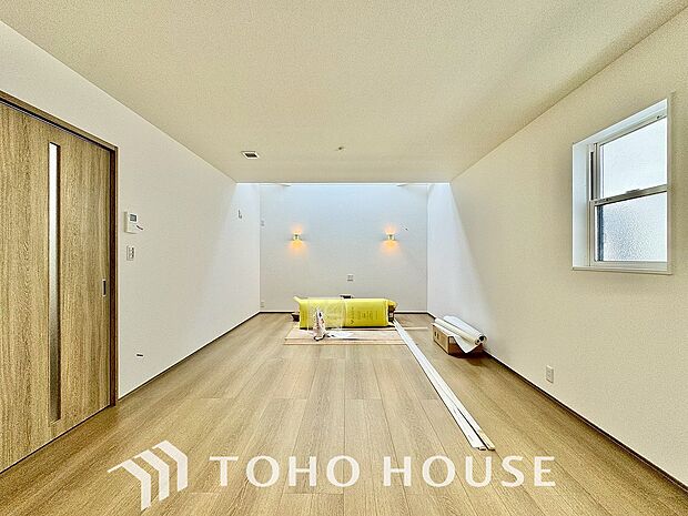 爽やかな通風と採光を存分に感じる事が出来る空間。毎日の暮らしに癒しをもたらす居心地の良いリビング。