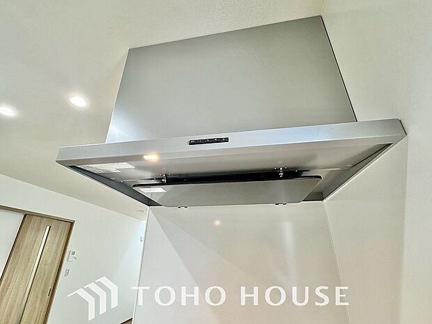 昨今主流のスリムタイプのレンジフード。スタイリッシュな見た目からインテリアとしても人気がある型です。