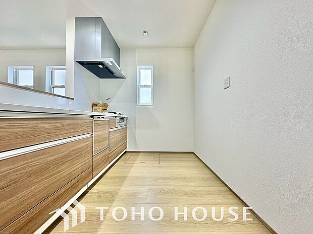 大型の冷蔵庫やレンジボードもしっかり置ける広々としたキッチンスペース。