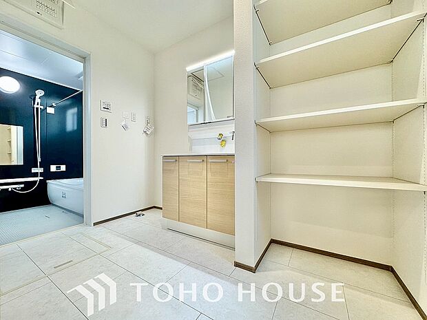 平日の朝であっても、落ち着きとくつろぎを感じられる空間。気持ちよく身だしなみを整えられます。