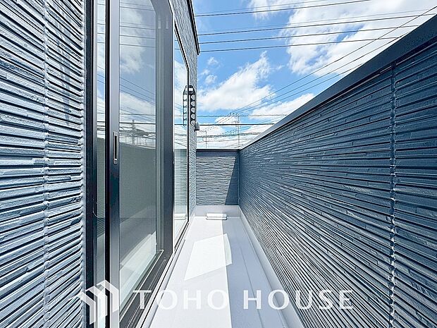 通風・採光に優れ、心地よい光と風があふれています。優しい陽射しが差し込むバルコニーとなっております。