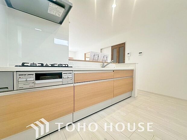 キッチンの収納は、デッドスペースになりやすい箇所を有効活用できる、スライド式収納を採用しました。