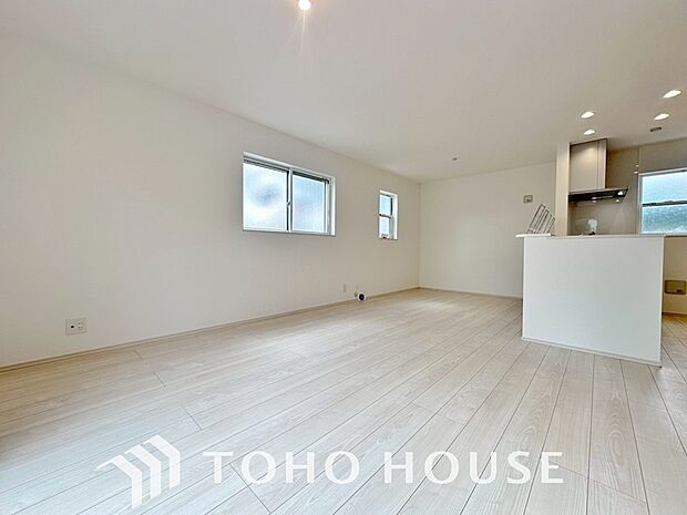 LDKでは家族が集まり、明るく穏やかな空気のなかで飲んだり、食べたり、笑ったり。