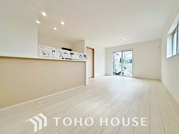 忙しい朝でも、しっかり家族が揃って食事をして頂けるゆとりある大きさのダイニングスペース。