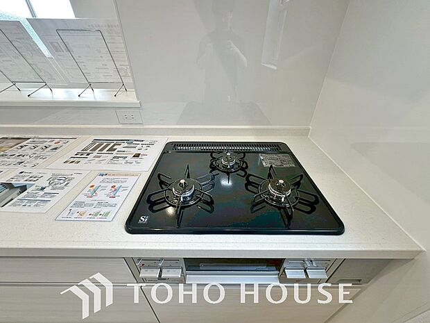 3口コンロは一度に複数のお料理を作ることができるメリットがあります。毎日のキッチンタイムを効率よく。