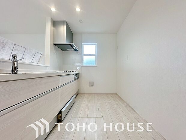 作業スペースを多くとった対面キッチン。夫婦そろってキッチンに立っても調理がしやすくゆとりある広さ。