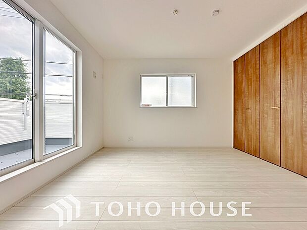 清潔感あるホワイトの壁紙と温もり溢れるカラーの床材が見事に調和した本邸宅。