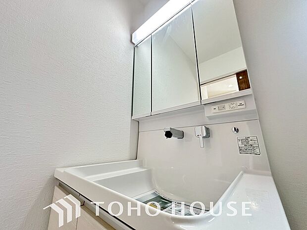 三面鏡が付いた洗面台はお掃除やメンテナンスが楽です。