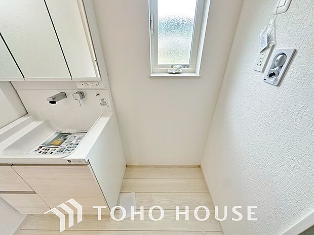 洗濯機を置くのに充分なスペースを確保しております。