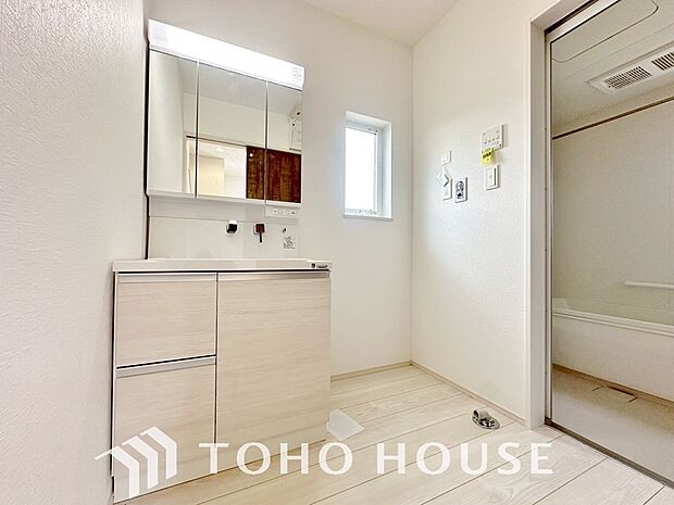 平日の朝であっても、落ち着きとくつろぎを感じられる空間。気持ちよく身だしなみを整えられます。