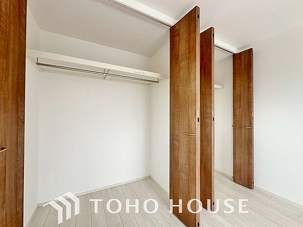 居室にはクローゼットを完備し、自由度の高い家具の配置が叶うシンプルな空間です。