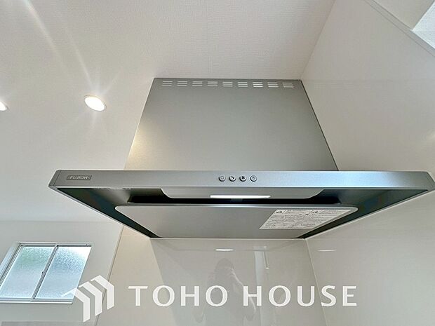 キッチンの換気扇はスタイリッシュなデザインで、日々のお手入れもラクラクな仕様となっております。