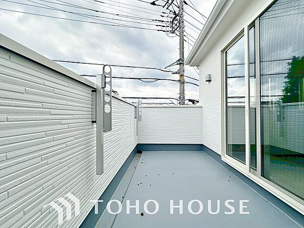 暖かい陽ざしが差込むバルコニーは、晴れた日には、洗濯物が良く乾きます。また、風通しも良好です。