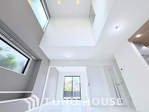 リビングも広く設け、訪れる人々を暖かく迎えてくれます。