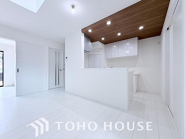 キッチンの収納は、デッドスペースになりやすい箇所を有効活用できる、スライド式収納を採用しました。