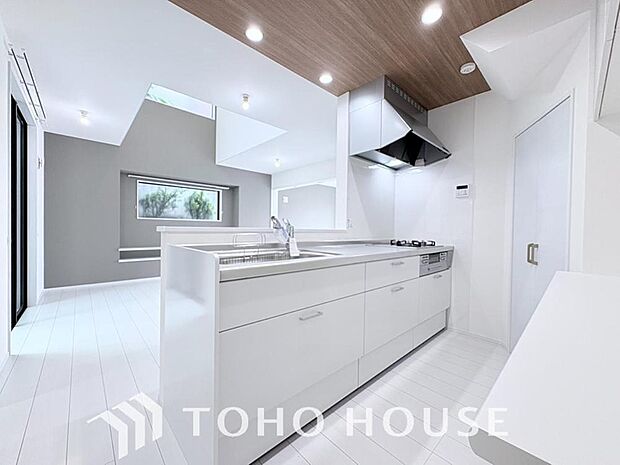 ご家族みんなで調理ができる位のスペースを実現したキッチン空間となっております。