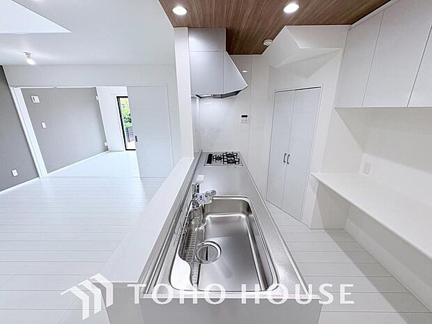 広々キッチンを採用。みんなで作った料理を召し上がりながらの会話は、どのような物になるのでしょうか。